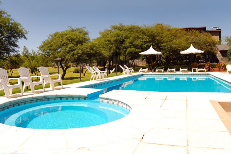 Piscina y jacuzzi Posada Piedras del Sol